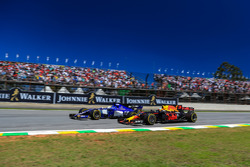Marcus Ericsson, Sauber C36 et Daniel Ricciardo, Red Bull Racing RB13 en lutte