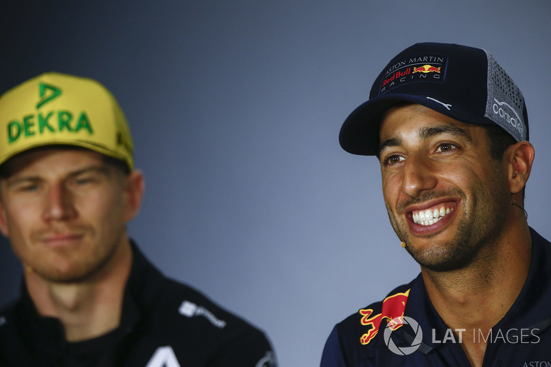 Nico Hulkenberg, Renault Sport F1 Team, Daniel Ricciardo, Red Bull Racing