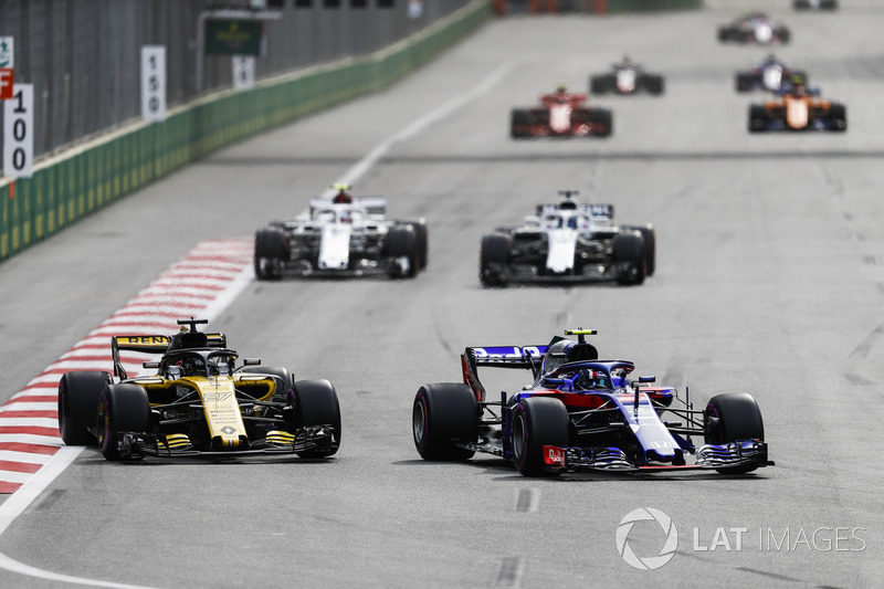 Pierre Gasly, Toro Rosso STR13 Honda, za nim Nico Hülkenberg, Renault Sport F1 Team R.S. 18, i reszta stawki