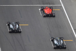 Sebastian Vettel, Ferrari SF71H, Lewis Hamilton, Mercedes-AMG F1 W09 EQ Power+ ve Valtteri Bottas, Mercedes-AMG F1 W09 EQ Power+