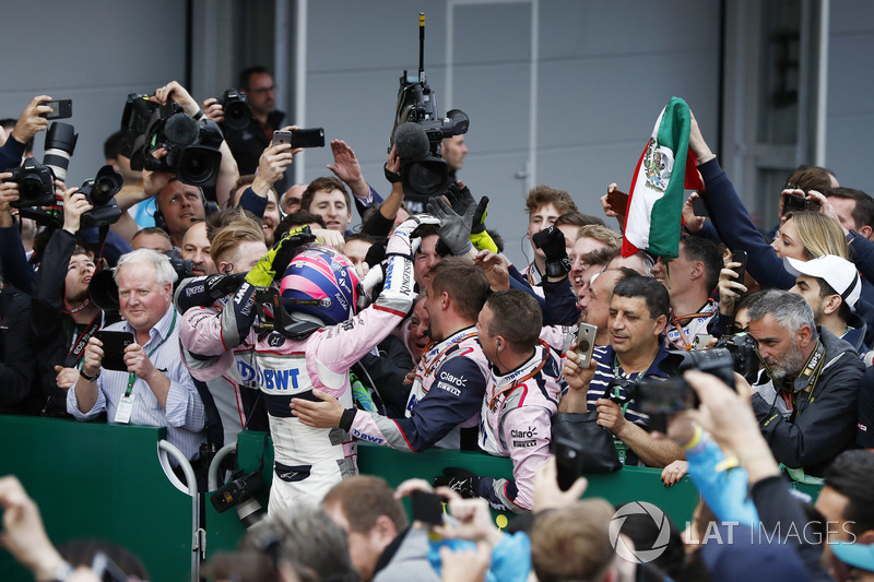 Sergio Perez, Force India, festeggia con il suo team dopo la gara