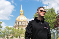 Edoardo Mortara, Venturi Formula E Team, fait le tour du circuit à pied