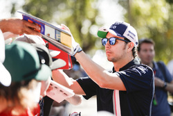 Sergio Pérez, Force India, firma autógrafos