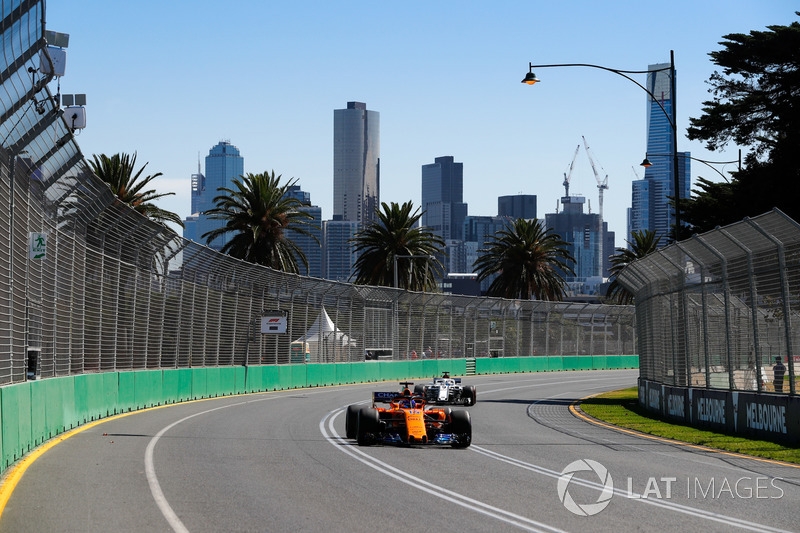 Fernando Alonso, McLaren MCL33 Renault y Marcus Ericsson, Sauber C37 Ferrari