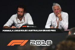 Matteo Bonciani, delegado de medios de la FIA y Charlie Whiting, delegado de la FIA en conferencia de prensa