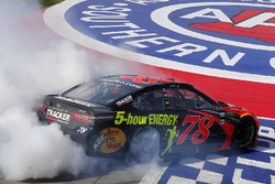 Ganador, Martin Truex Jr., Furniture Row Racing, Toyota Camry Bass Pro Shops/5-hour ENERGY