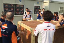 Marc Marquez, Repsol Honda Team riceve un regalo di compleanno dal suo team