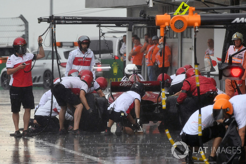 Marcus Ericsson, Sauber C37 pit stop