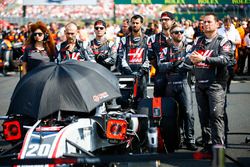 Engineers on the grid with the car of Kevin Magnussen, Haas F1 Team VF-18