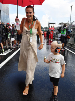 Minttu Virtanen, moglie di Kimi Raikkonen, Ferrari, con il figlio Robin Raikkonen