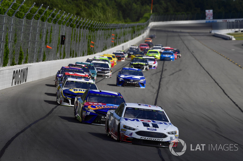 Kevin Harvick, Stewart-Haas Racing, Ford Fusion Mobil 1, Kyle Busch, Joe Gibbs Racing, Toyota Camry M&M's Caramel, Chase Elliott, Hendrick Motorsports, Chevrolet Camaro NAPA Auto Parts