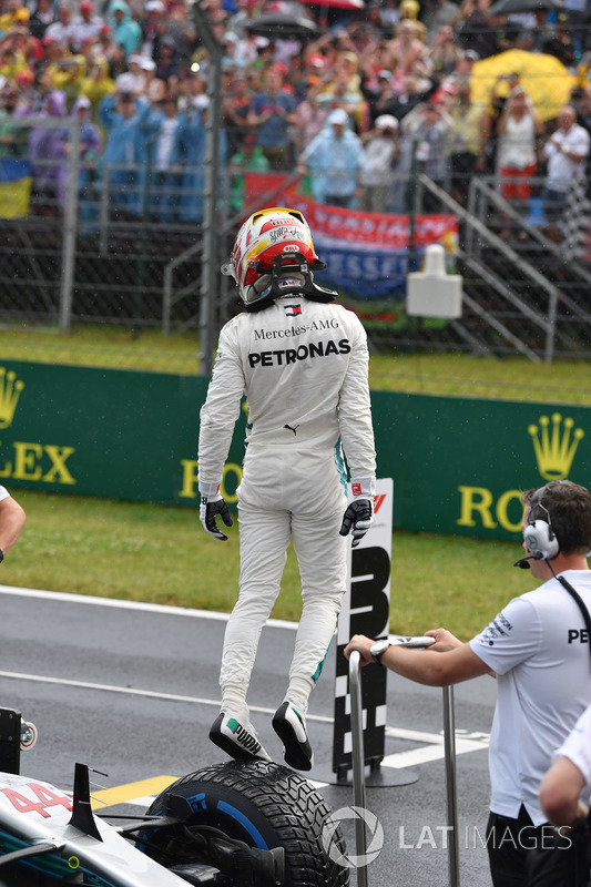 Lewis Hamilton, Mercedes-AMG F1 W09 celebrates in parc ferme