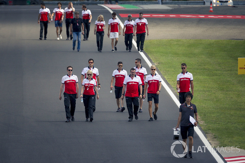 Marcus Ericsson, Sauber walks the track