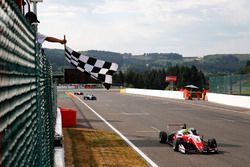 Race winnaar Mick Schumacher, PREMA Theodore Racing Dallara F317 - Mercedes-Benz