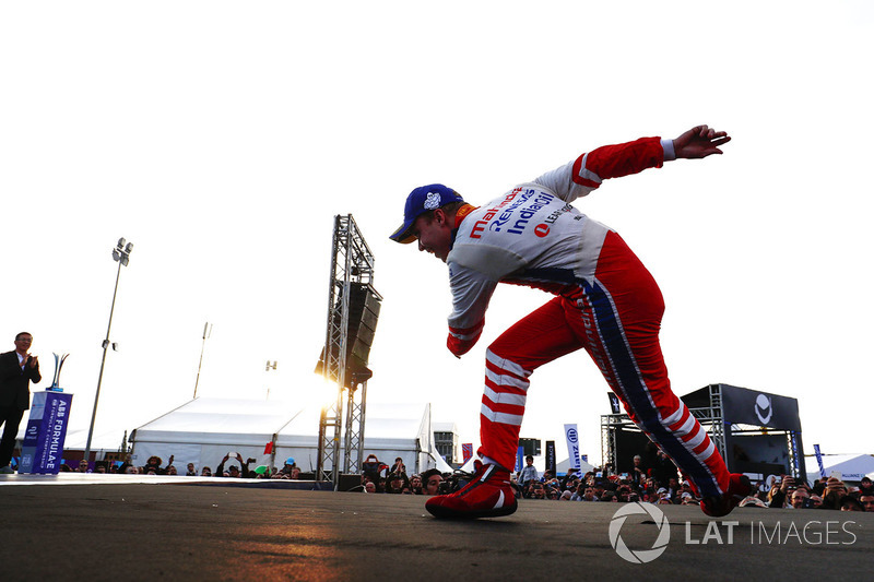 Ganador de la carrera Felix Rosenqvist, Mahindra Racing, celebra en el podio