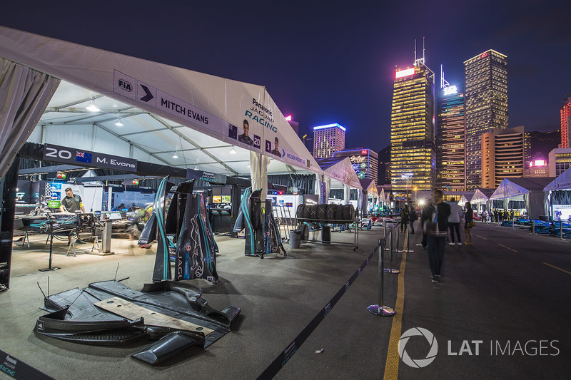 Los pits de noche