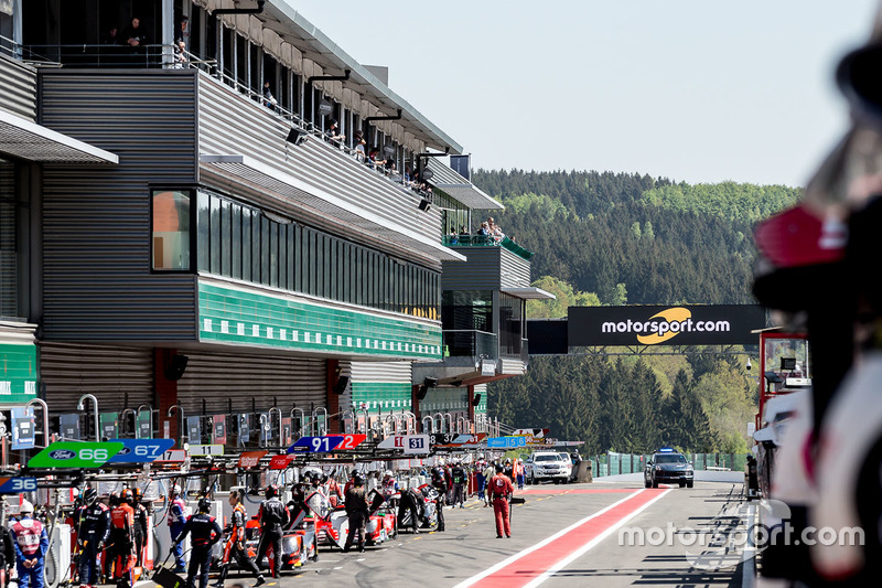 Motorsport.com signage on pitlane