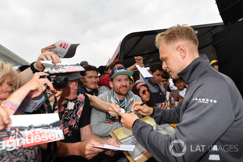 Kevin Magnussen, Haas F1 Team firma autografi ai tifosi