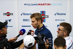 Sergey Sirotkin, Williams Racing, con los medios