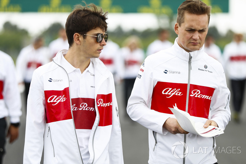 Charles Leclerc, Sauber, camina por el circuito