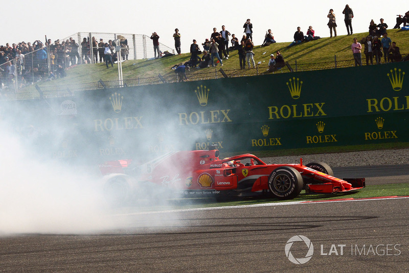 Contacto entre Max Verstappen, Red Bull Racing RB14 y Sebastian Vettel, Ferrari SF71H