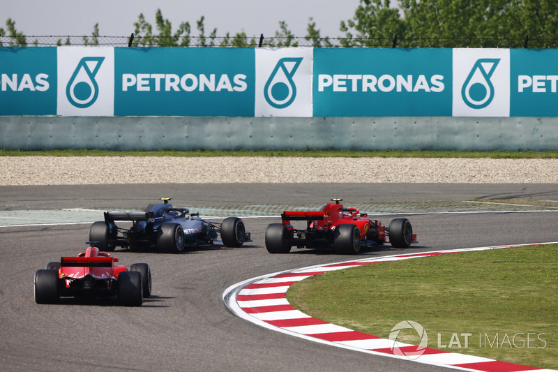Valtteri Bottas, Mercedes AMG F1 W09, supera Kimi Raikkonen, Ferrari SF71H, para liderar la carrera, mientras Sebastian Vettel, Ferrari SF71H, les sigue