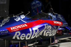 Toro Rosso Honda bodywork in de pits