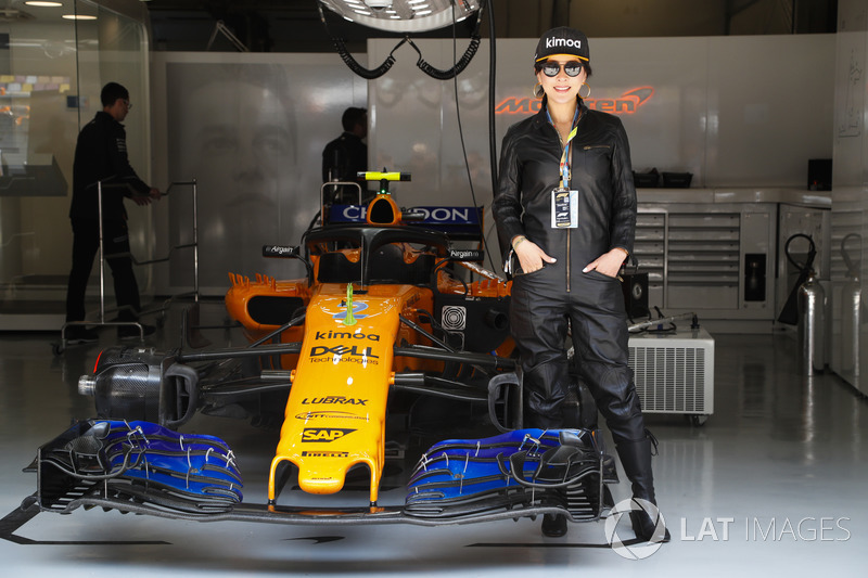 Actriz Carina Lau en McLaren