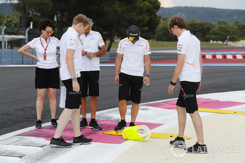 Fernando Alonso, McLaren, menginspeksi kerb
