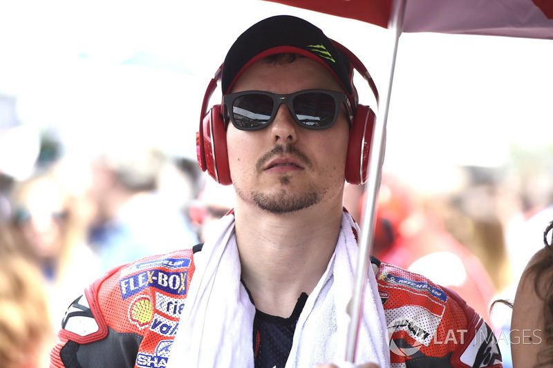 “Eu não fiz uma largada muito boa e Márquez e Iannone me passaram, então precisei me manter calmo e não cometer nenhum erro.”