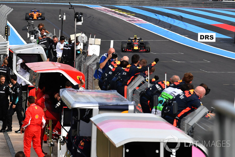Max Verstappen, Red Bull Racing RB14 franchit la ligne