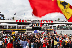 Ron Meadows, directeur sportif, Mercedes AMG, Max Verstappen, Red Bull Racing, deuxième position, Lewis Hamilton, Mercedes AMG F1, première position, Kimi Raikkonen, Ferrari, troisième position, sur le podium