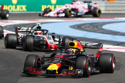 Daniel Ricciardo, Red Bull Racing RB14, leads Kevin Magnussen, Haas F1 Team VF-18
