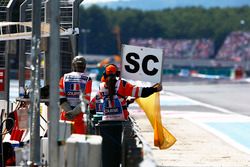 Les commissaires montrent un panneau Safety Car