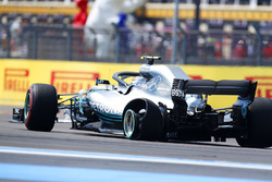 Valtteri Bottas, Mercedes AMG F1 W09, avec une crevaison
