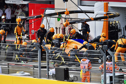 Fernando Alonso, McLaren MCL33 au stand