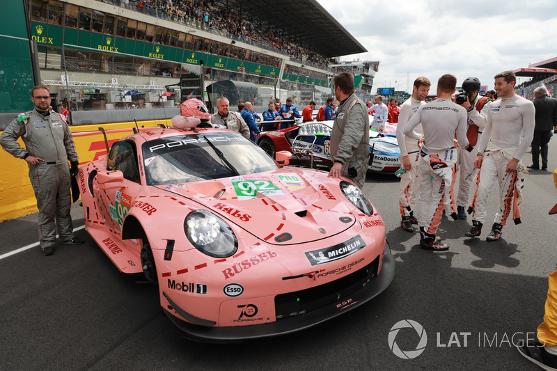 А одной из самых забавных машин на решетке была Porsche №92 в исторической ливрее Pink Pig. Ею управляли Микаэль Кристенсен, Кевин Эстре, Лоренс Вантхор