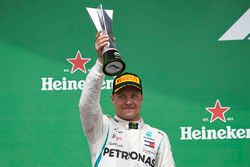 Le deuxième, Valtteri Bottas, Mercedes AMG F1, soulève son trophée sur le podium