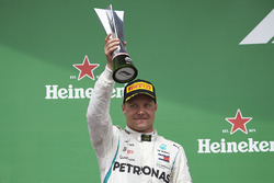 Le deuxième, Valtteri Bottas, Mercedes AMG F1, soulève son trophée sur le podium