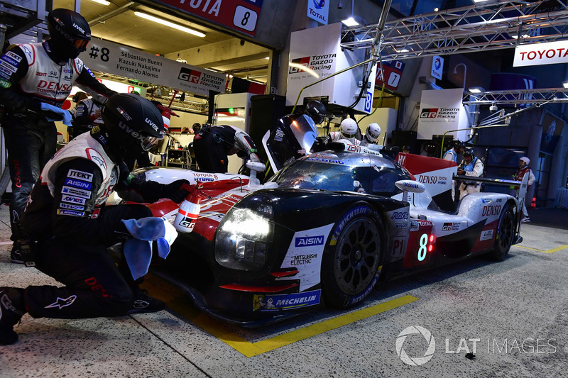 #8 Toyota Gazoo Racing Toyota TS050: Sébastien Buemi, Kazuki Nakajima, Fernando Alonso, pit stop