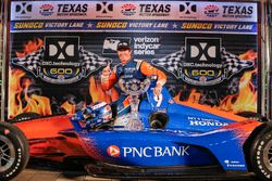 Scott Dixon, Chip Ganassi Racing Honda celebrates in victory lane