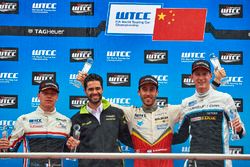 Podium: winnaar Esteban Guerrieri, Campos Racing, Chevrolet RML Cruze TC1, tweede Yann Ehrlacher, RC