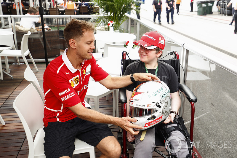 Sebastian Vettel, Ferrari, con un fan