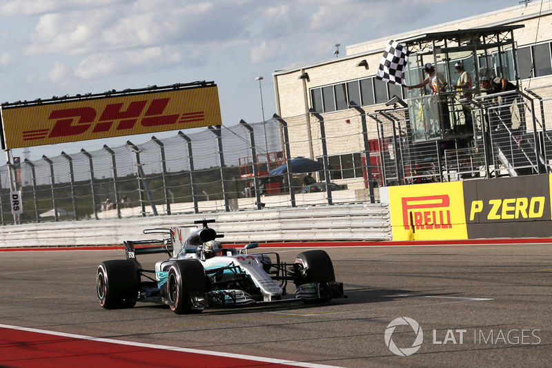 Lewis Hamilton, Mercedes-Benz F1 W08 prende la bandiera a scacchi alla fine delle Qualifiche