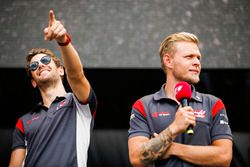 Romain Grosjean, Haas F1 Team, Kevin Magnussen, Haas F1 Team, on stage