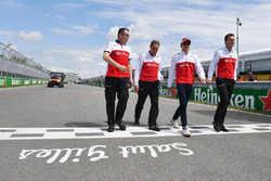 Charles Leclerc, Sauber, cammina lungo il circuito
