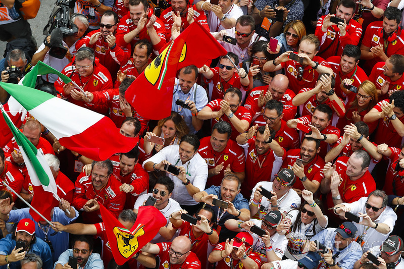 Les membres de l'équipe Ferrari fêtent la victoire de Sebastian Vettel, Ferrari