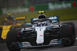 Valtteri Bottas, Mercedes AMG F1 W09, revient en piste après avoir dépassé Carlos Sainz Jr., Renault Sport F1 Team R.S. 18