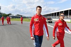 Daniil Kvyat, Ferrari parcourt la piste à pied