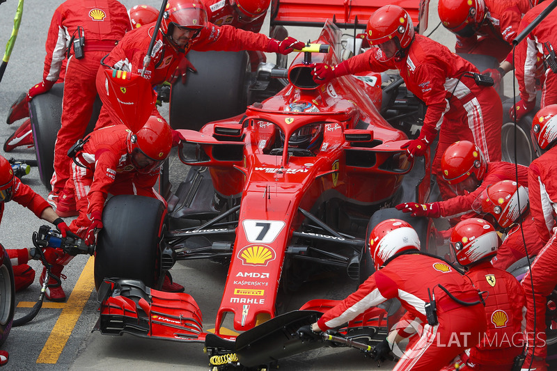 Kimi Raikkonen, Ferrari SF71H, hace un pit stop